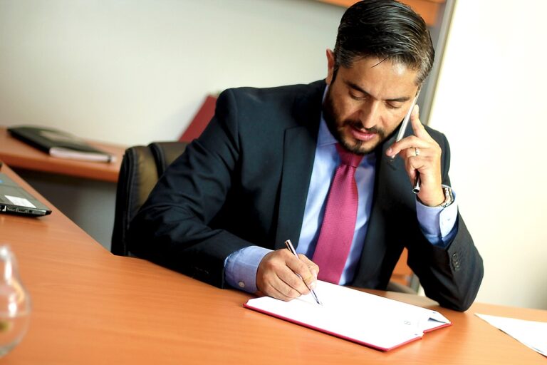 Formation pour devenir agent de joueur : Votre voie vers une carrière épanouissante dans le monde du football !